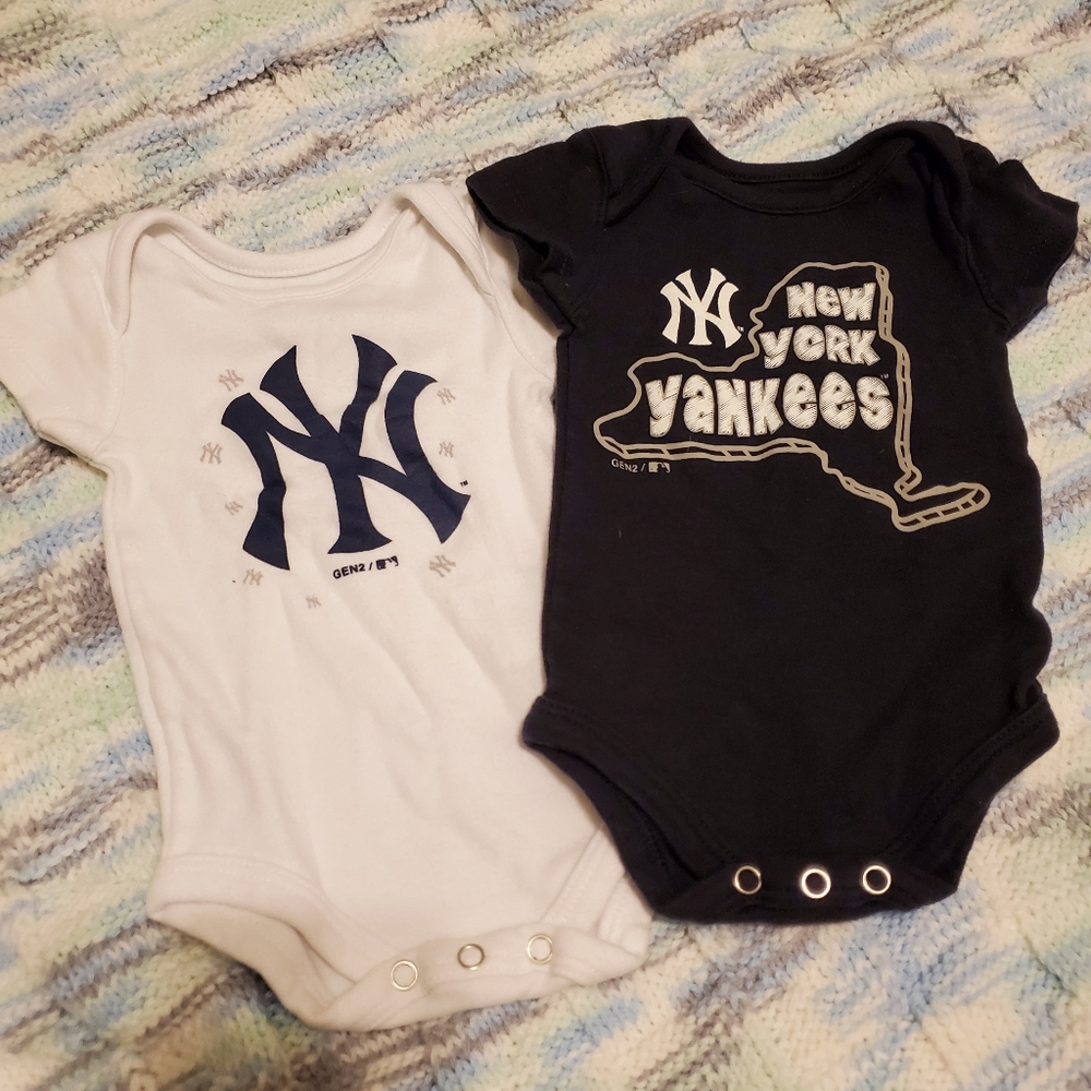 0-3 months
Genuine MLB
Yankees onesie set of 2